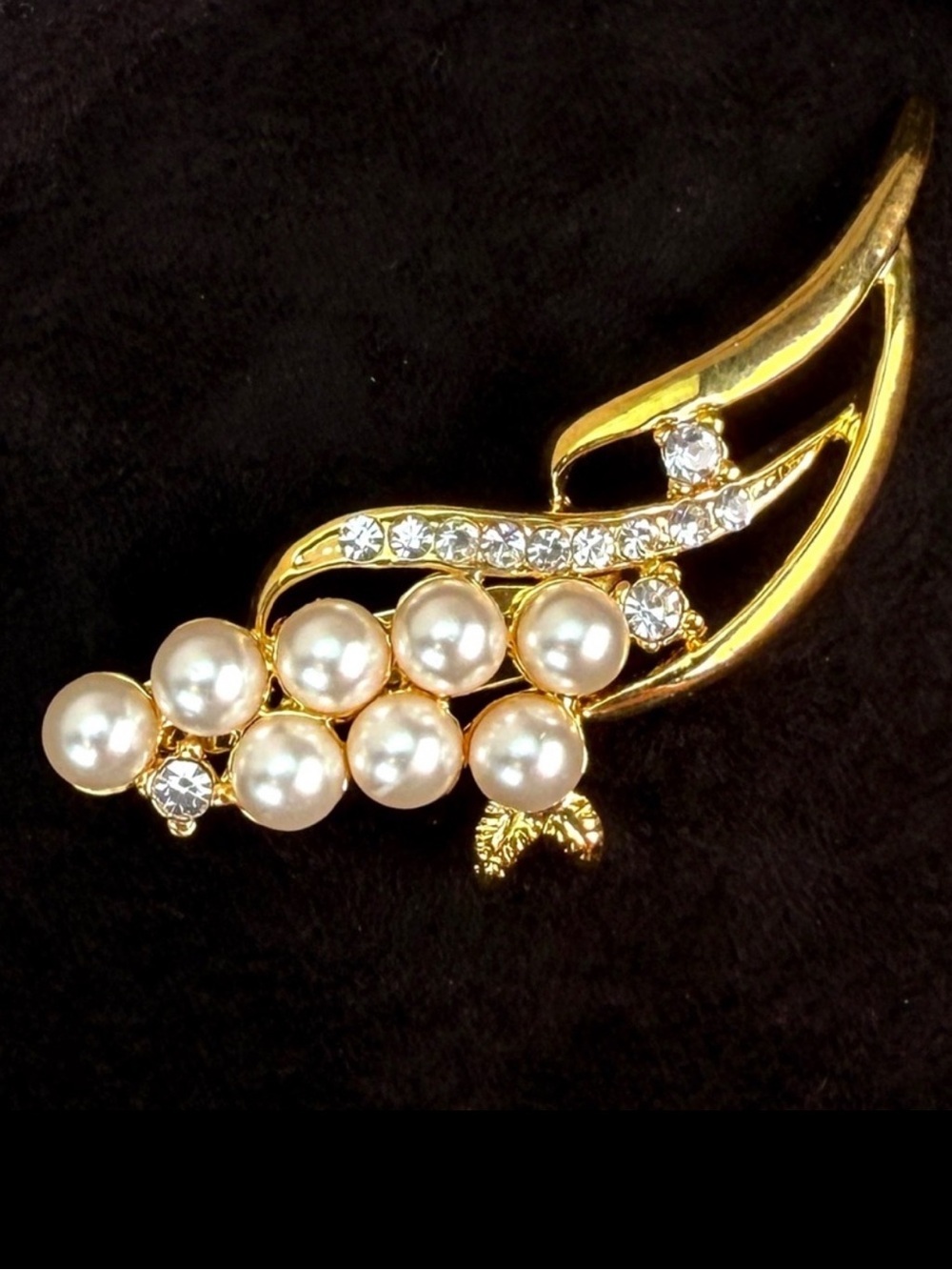 Elegant Goldtone bling faux pearl brooch